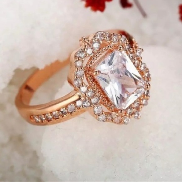 🔥 18K Strawberry Gold Diamond Halo Ring - Picture 4 of 4